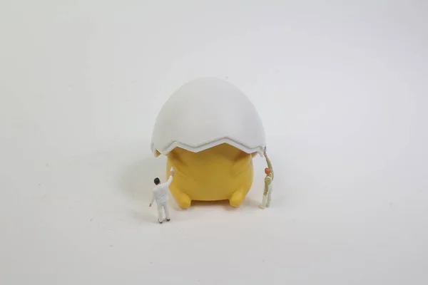 A mini of figure clear the egg — Stock Photo, Image