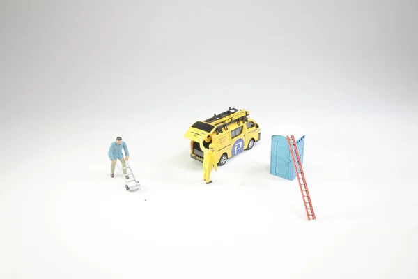 Una mini figura de trabajador con camioneta de juguete — Foto de Stock