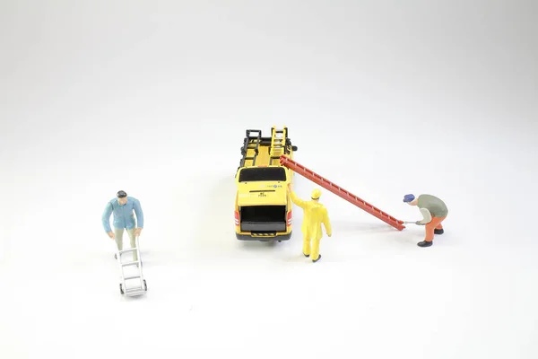 Uma figura de trabalhador mini com van de brinquedo — Fotografia de Stock