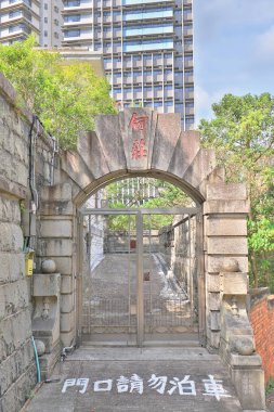 bir mezarlık bir Ferforje kapı ile giriş