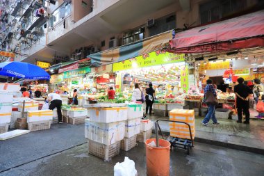 Birçok kişi yürüyüş birçok dükkan