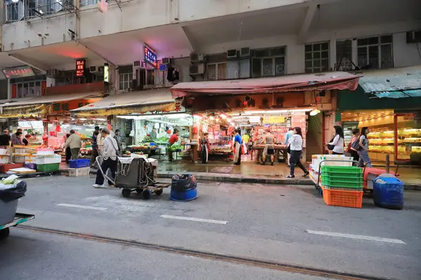 Birçok kişi yürüyüş birçok dükkan — Stok fotoğraf