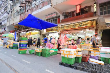 Birçok kişi yürüyüş birçok dükkan