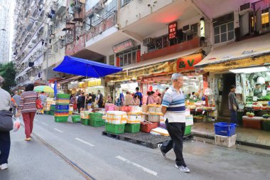 Birçok kişi yürüyüş birçok dükkan