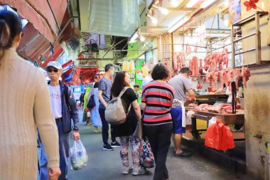 Birçok kişi yürüyüş birçok dükkan 