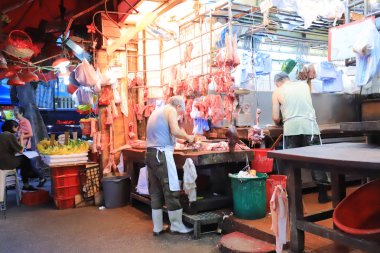 Birçok kişi yürüyüş birçok dükkan 