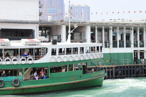 A  Hong Kong Star Ferry to ferry Pier — Stock Photo, Image