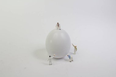 bir mini figür temizleyin yumurta