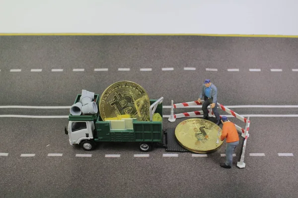Bitcoin 트럭을 해제 미니 작업자 팀워크. — 스톡 사진