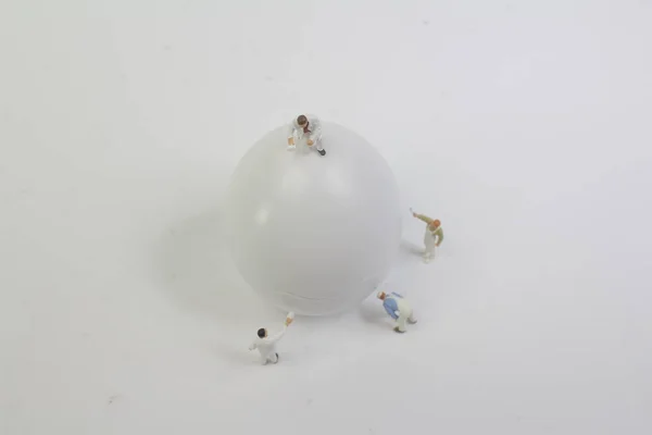 Bir mini figür temizleyin yumurta — Stok fotoğraf