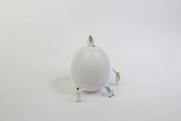 Мини-фигурка очистить яйцо — стоковое фото