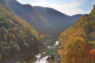 bir Arashiyama, sonbahar mevsiminde Katsura nehrinde Japonya