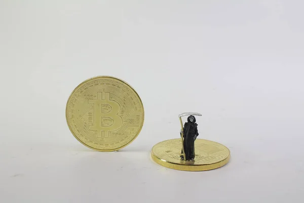 Ένας δαίμονας του θανάτου στέκεται με Bitcoin — Φωτογραφία Αρχείου
