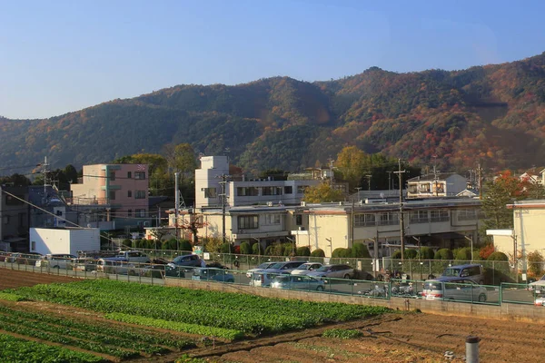 京都の山陰本線からの窓の外を見る — ストック写真