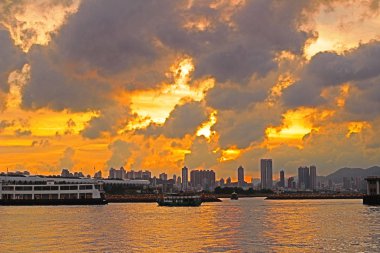 Gün batımında Hong Kong silueti