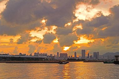 Gün batımında Hong Kong silueti