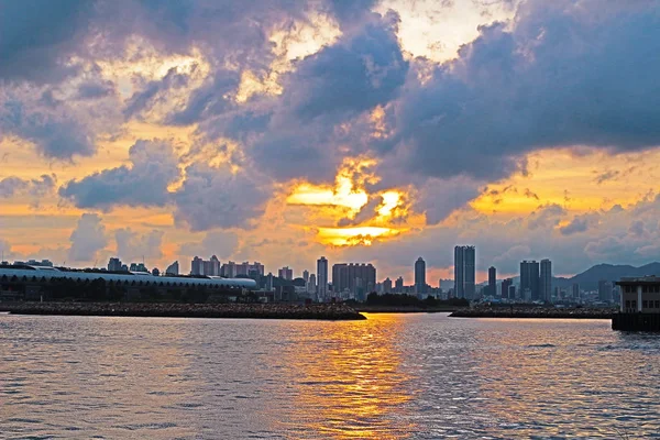 Gün batımında Hong Kong silueti
