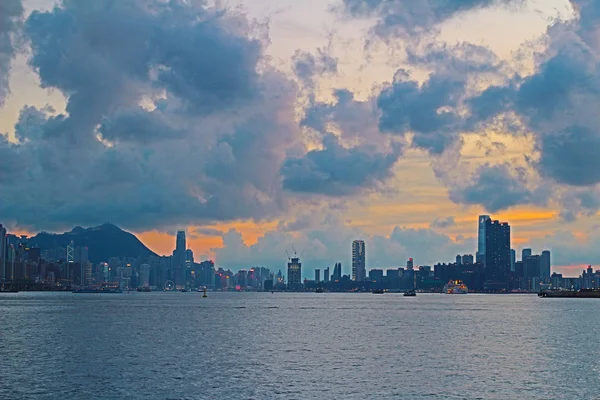 Victoria Harbor dari Hong Kong saat matahari terbenam — Stok Foto