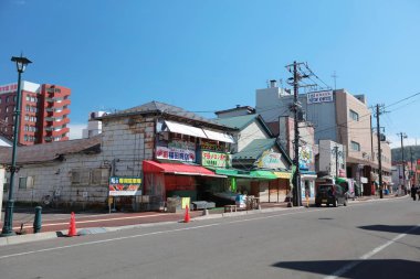 Hakodate içinde sabah taze deniz ürünleri için ziyaret edenler.