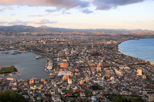 Vue sur le paysage urbain depuis le Mt. Hakodate le soir, Hokkaido, Japon — Photo