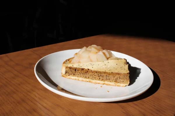 Scheibe Pfirsichkuchen auf Holztisch — Stockfoto