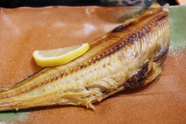 Kochen getrockneten Fisch mit Preis auf Teller — Stockfoto