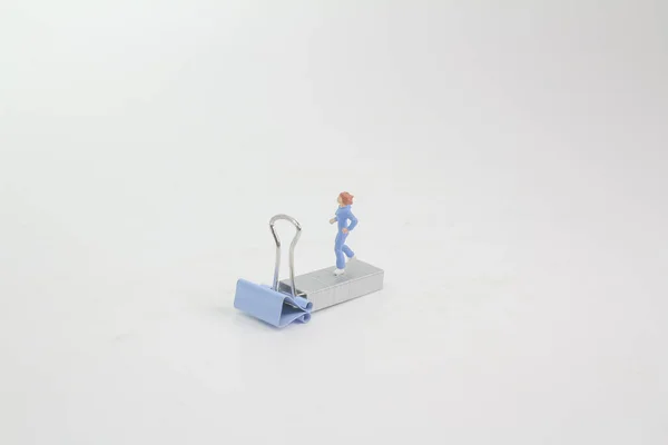 Małą figurkę uruchomić na komputerze w siłowni — Zdjęcie stockowe