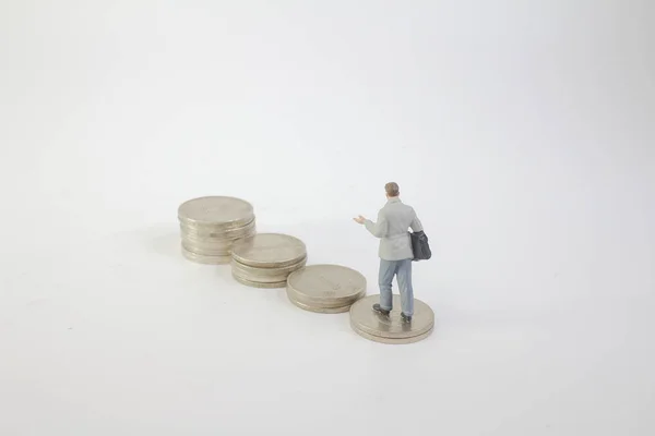 Mini business figuur staan op de munten — Stockfoto