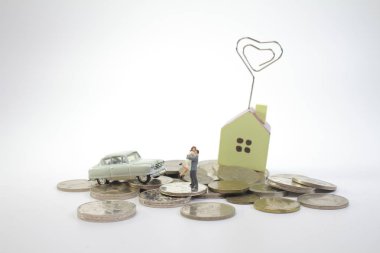 sikke yığını üzerinde Mini mutlu çift aile duran 