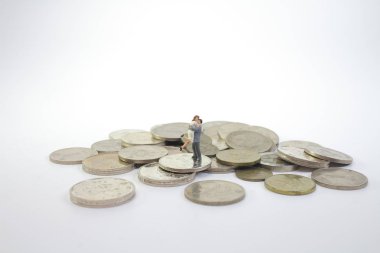 sikke yığını üzerinde Mini mutlu çift aile duran 