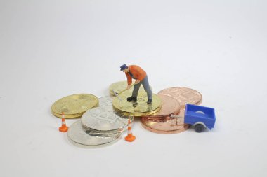 Beyaz tahta üzerinde küçük rakam ile Bitcoin