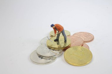 Beyaz tahta üzerinde küçük rakam ile Bitcoin