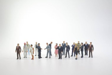 Mini iş kavramı: iş adamları el sallamak