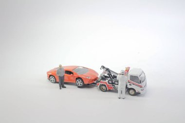 çekici kamyonu olan bir çalışan rakam