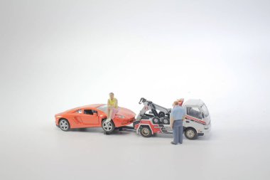 çekici kamyonu olan bir çalışan rakam