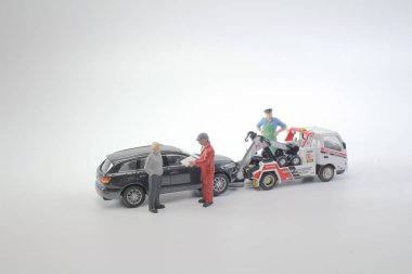 çekici kamyonu olan bir çalışan rakam