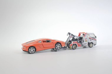 çekici kamyonu olan bir çalışan rakam