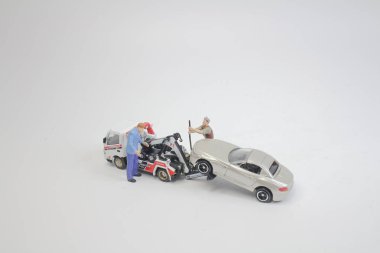 Mini kamyon alt aşağı kırık araba yakınındaki