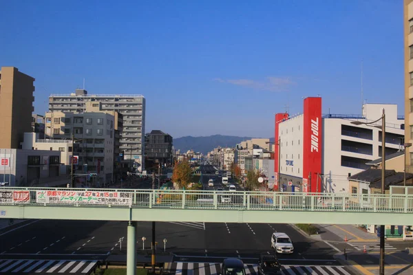 京都の山陰本線からの窓の外を見る — ストック写真