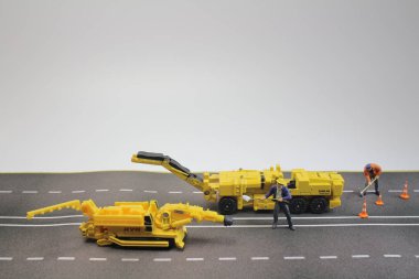 sokak kırık, küçük rakam onarmak için bir mini takım 