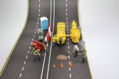 sokak kırık, küçük rakam onarmak için bir mini takım 