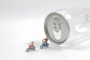 Bisikletle konserve kutusundan çıkmanın eğlencesi.