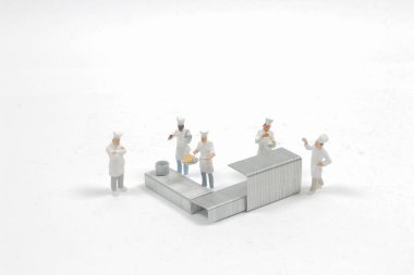 Minyatür insanları beyaz arka planda şeflik yaparak kapat