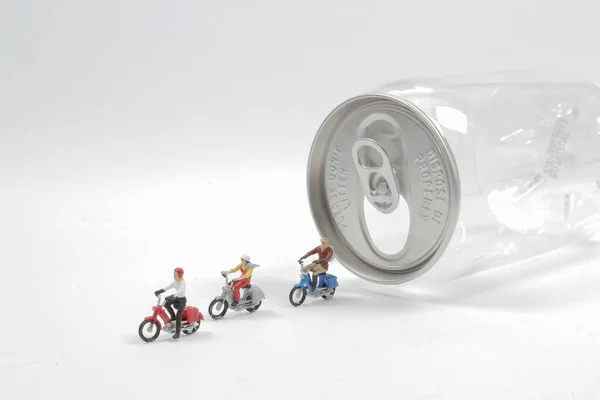 A diversão de figura andar de bicicleta fora de lata — Fotografia de Stock