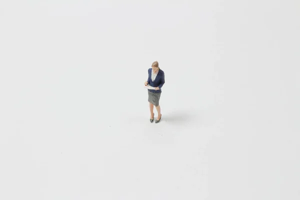 Una mini figura di signora ufficio sul fondo bianco — Foto Stock