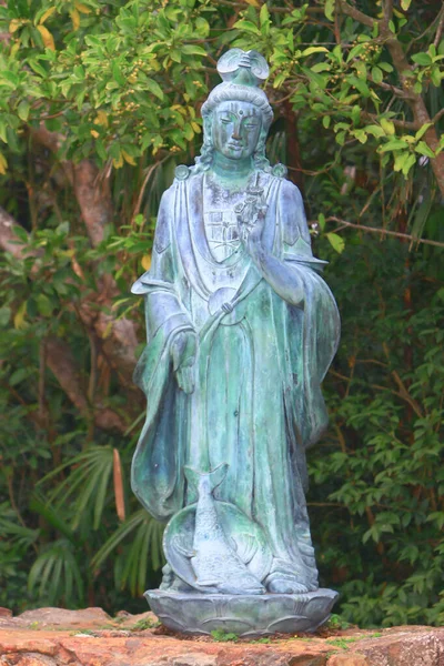 Socha bohyně Guanyin ve venkovním chrámu — Stock fotografie