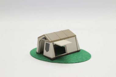 Kamp çadırında gezen gezginler ya da gezginler