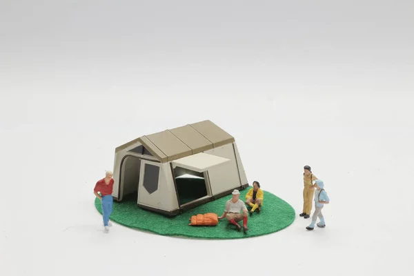 Туристы или туристы ходить с палаткой кемпинга в качестве backdro — стоковое фото