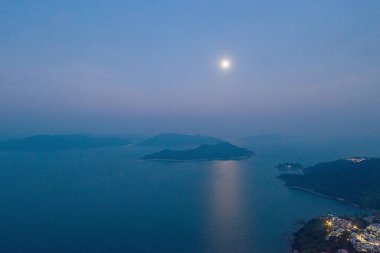 11 Kasım 2019 'da Silverstrand Sahili Hong Kong' da ay doğdu.