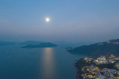 11 Kasım 2019 'da Silverstrand Sahili Hong Kong' da ay doğdu.